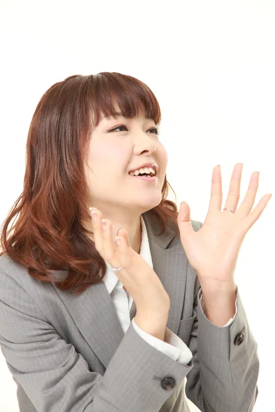 Японская бизнесвумен смеется — стоковое фото