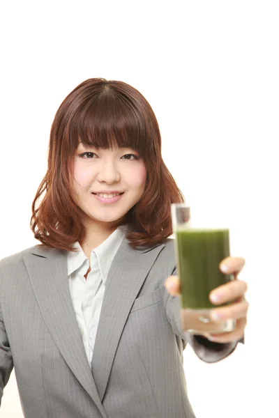 Empresaria japonesa con jugo de verdura verde —  Fotos de Stock