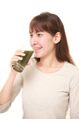 yeşil sebze suyu olan kadın