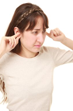 Genç kadın gürültü uğrar