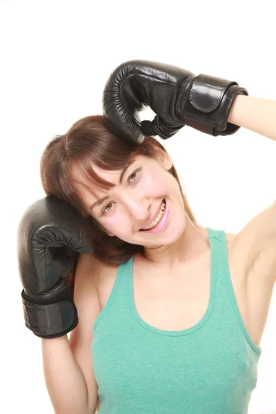 Mulher boxeadora sorri — Fotografia de Stock