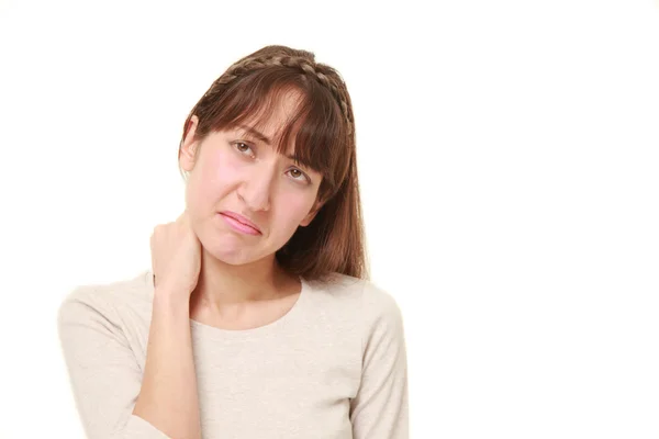 Junge Frau leidet unter Nackenschmerzen — Stockfoto