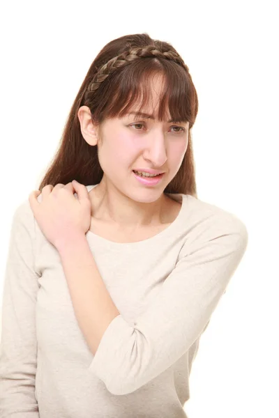 Giovane donna soffre di dolore al collo — Foto Stock