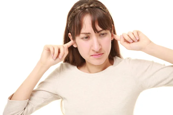 Junge Frau leidet unter Lärm — Stockfoto