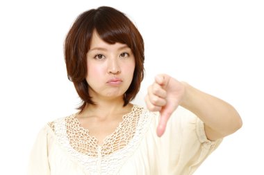 Başparmak aşağı jest kadınla