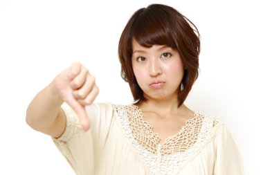 Başparmak aşağı jest kadınla