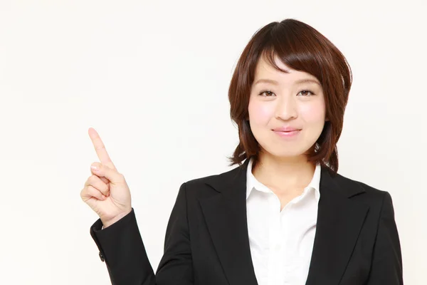 Empresária japonesa apresentando e mostrando algo — Fotografia de Stock