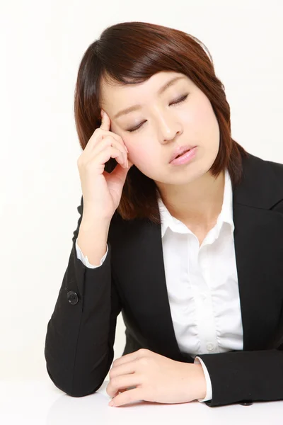 Affärskvinna sova på skrivbordet — Stockfoto
