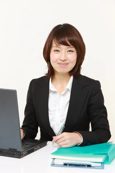 Japanese businesswoman smiles — Stock Photo, Image