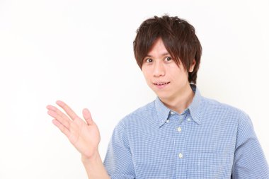 Japonca adam sunulması ve bir şeyler gösteriyor