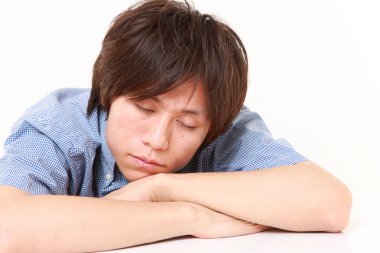 genç adam masada yatıyor