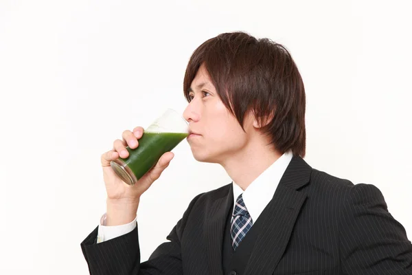 Japonés hombre de negocios con verde jugo de verduras — Foto de Stock