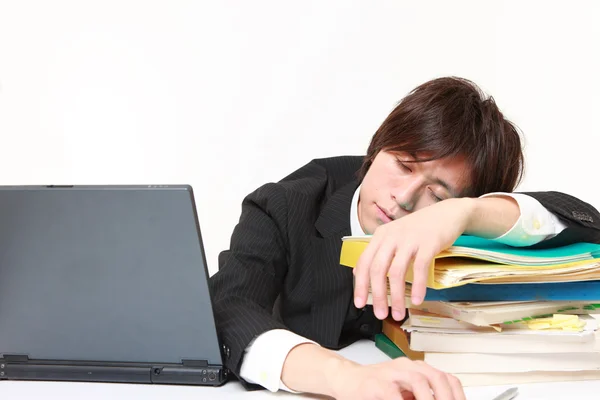 Biznesmen spanie na biurku — Zdjęcie stockowe