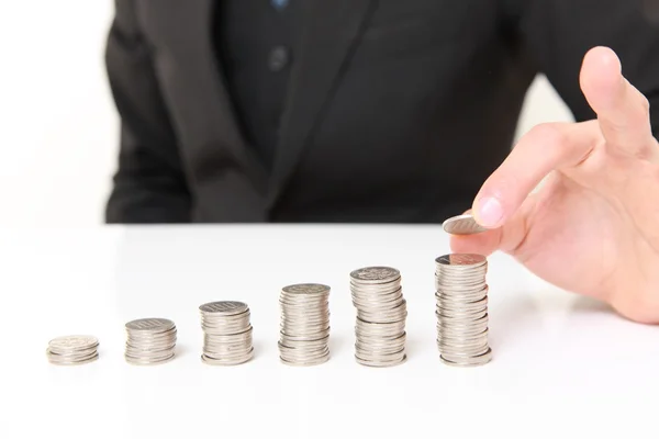 Empresário colocar moedas para empilhar moedas — Fotografia de Stock