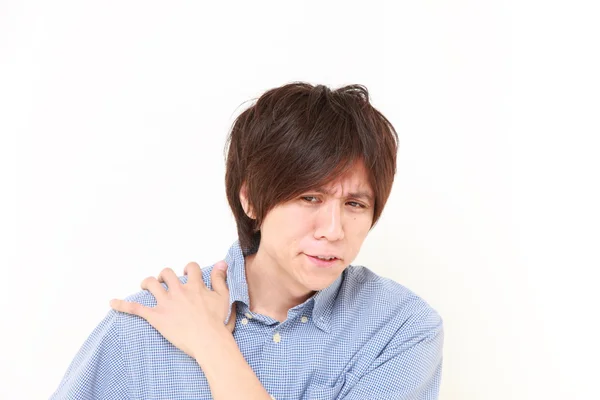 首の痛みに苦しんでいる若い日本人男性 — ストック写真