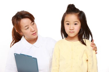 Bir çocuk hasta hemşire konuşur