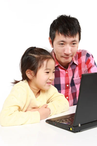 Japanese father and daughter on laptop computer — Stock Photo, Image