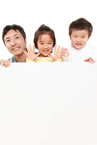 Familia con un tablero blanco — Foto de Stock