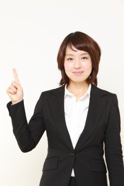 Sunulması ve bir şey gösterilen Japon işkadını