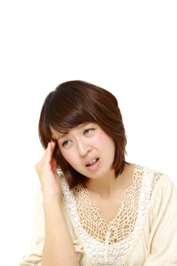 Kadın baş ağrısı çekiyor.