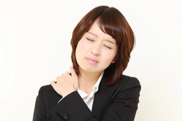 Empresária japonesa sofre de dor de pescoço — Fotografia de Stock