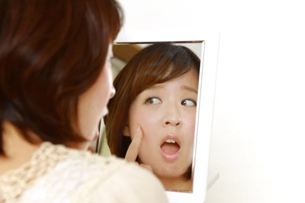 Mladá Japonka obavy o suché hrubé kůže — Stock fotografie