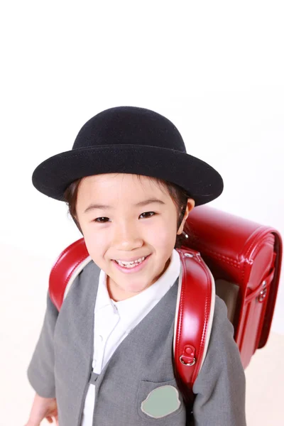 Japonesa escolar con rojo Satchel sonrisas — Foto de Stock