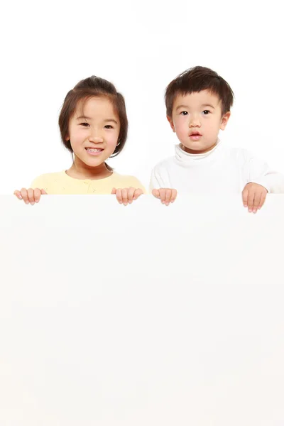 Enfants avec un tableau blanc — Photo