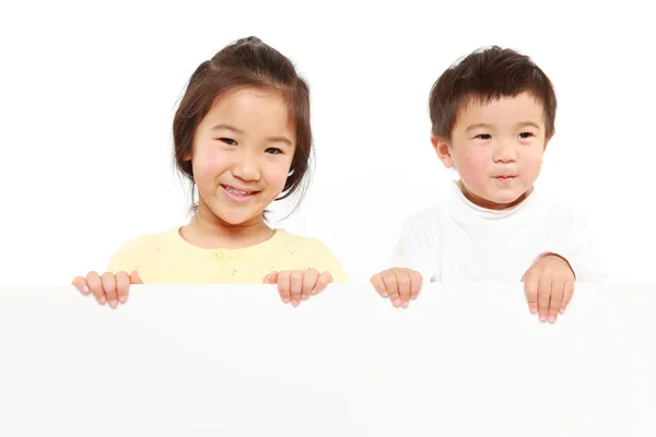 Дети с белой доской — стоковое фото