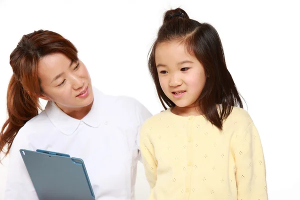 Nurse Talks To A Child Patient — Stock Photo, Image