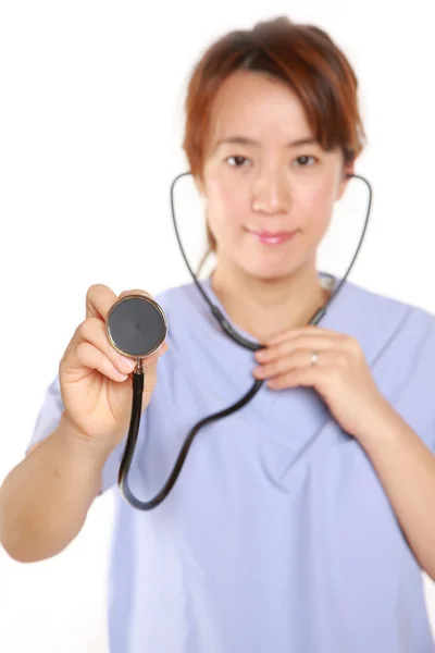 Medico femminile giapponese con stetoscopio — Foto Stock