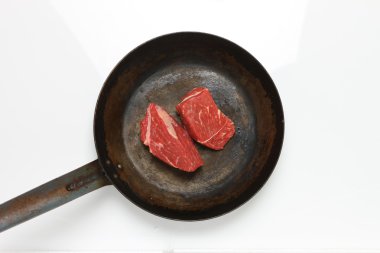 bir tavada ham sığır eti