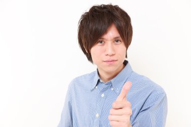 Başparmak yukarıya jest ile Japon adam