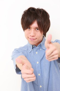 Başparmak yukarıya jest ile Japon adam