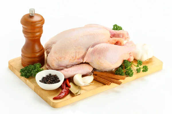 Pollo entero en una tabla de cortar — Foto de Stock