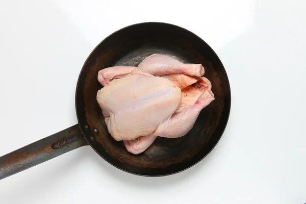 Hele kip in een koekenpan — Stockfoto