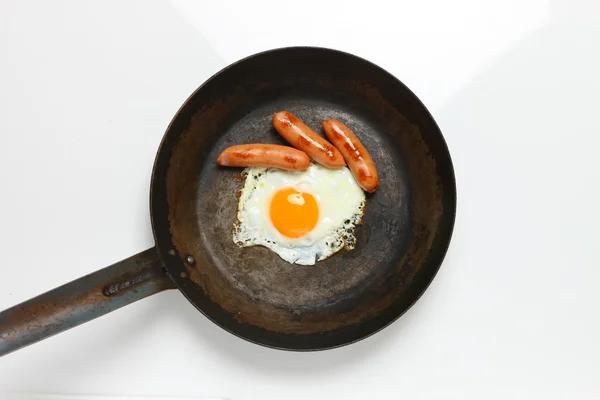Huevo frito y salchichas en una sartén — Foto de Stock