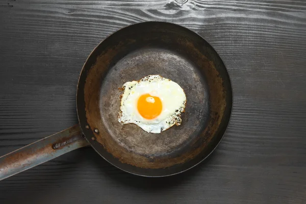 Fried egg in a frying pan — Stock Photo, Image