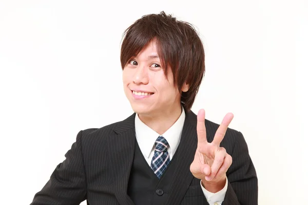 Jovem Empresário Japonês mostrando um sinal de vitória — Fotografia de Stock