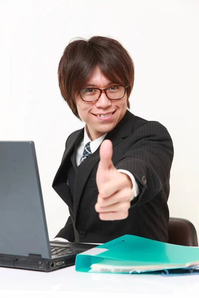ジェスチャを親指で日本のビジネスマン — ストック写真