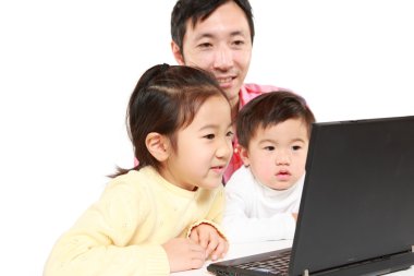 Baba ve çocuk dizüstü bilgisayar üzerinde