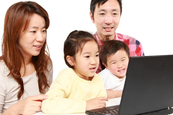 Familia japonesa de cuatro en el ordenador portátil —  Fotos de Stock