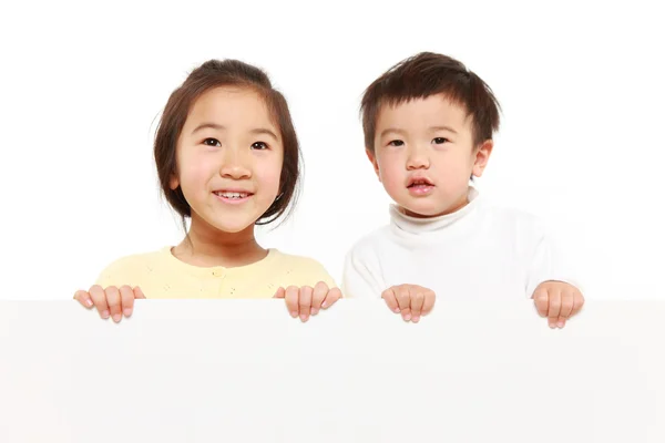 Niños con una pizarra blanca — Foto de Stock