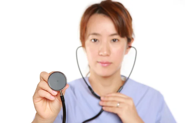 聴診器で日本人女性医師 — ストック写真