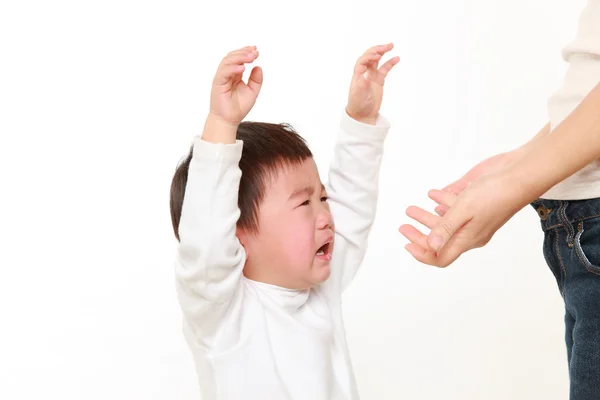 Crying Japanese little boy who is being held by her mother — Stock Photo, Image
