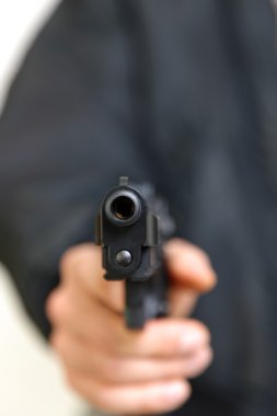 bir tabanca ile adam