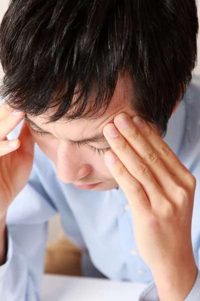 Man lijdt aan hoofdpijn — Stockfoto