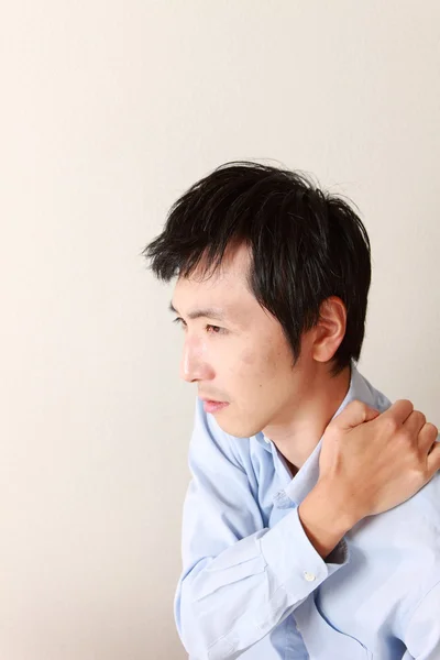 El hombre sufre de dolor de cuello —  Fotos de Stock