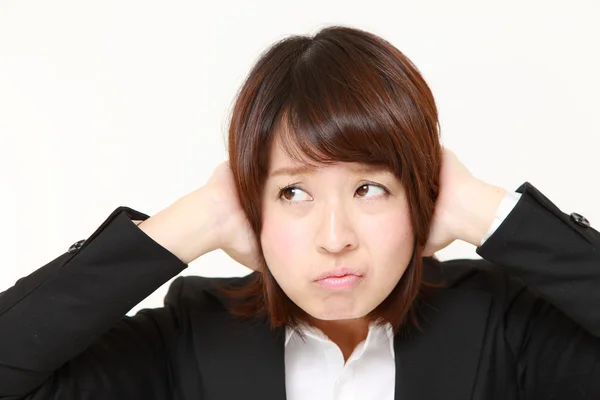 Junge japanische Geschäftsfrau leidet unter Lärm — Stockfoto