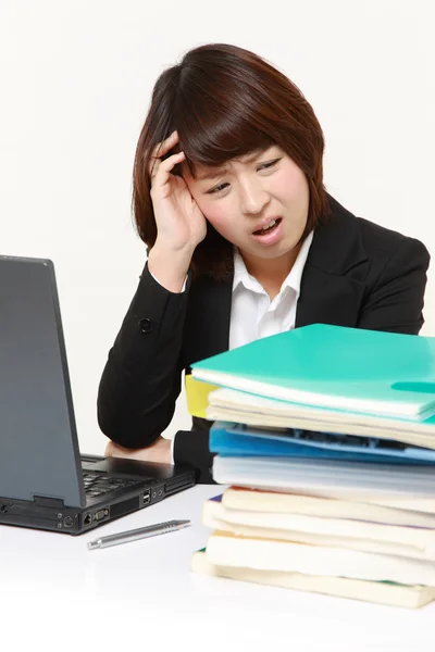 Businesswoman shrinks from overtime work — Stock Photo, Image